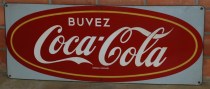 E 37. Buvez Coca-Cola Marque DÉPOSÉE -  vlakke plaat email - Brocante Egregore Paris op achterzijde - 125 x 49,5 cm (Small)